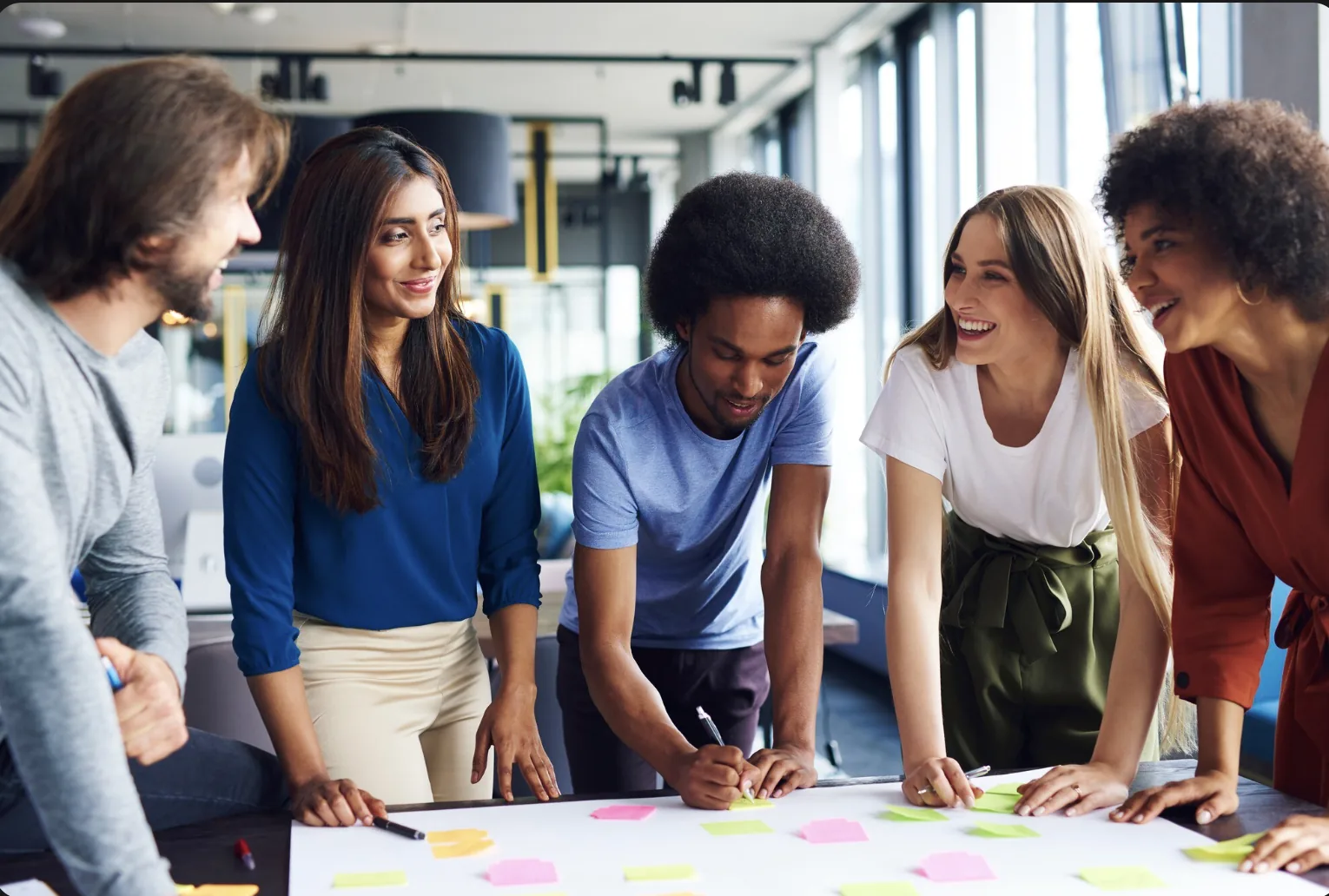 Équipe diverse en brainstorm, post-its sur la table